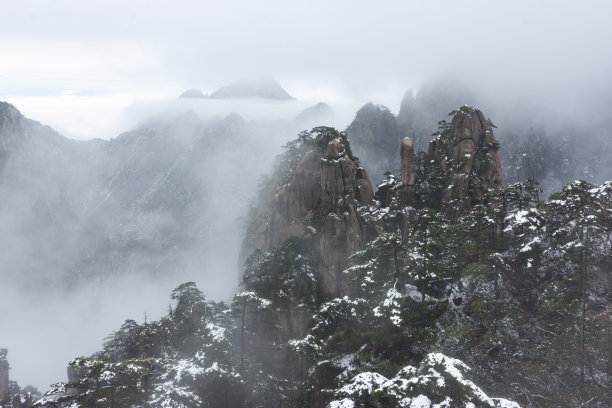 云雾中的黄山风景