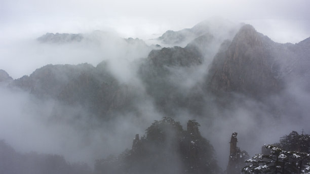 云雾中的黄山风景