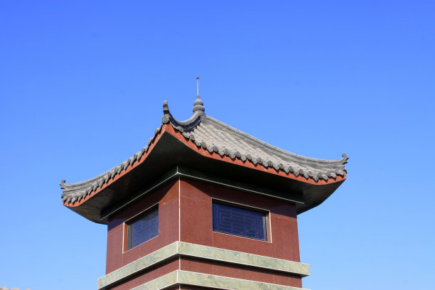 古典建筑屋檐与蓝天