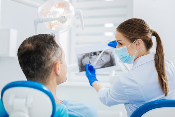 牙医和病人看x射线
