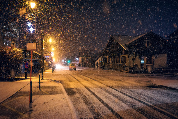 圣诞节的雪夜村庄