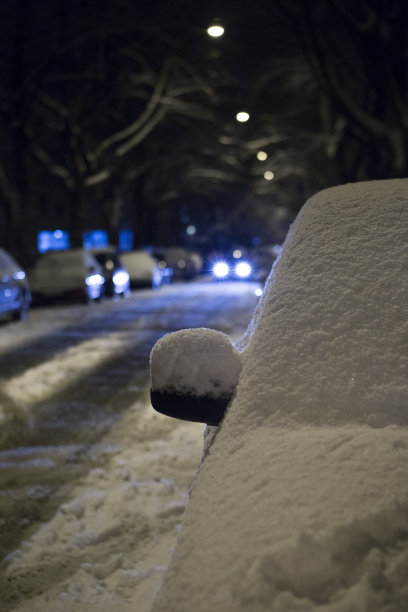 雪中汽车后视镜