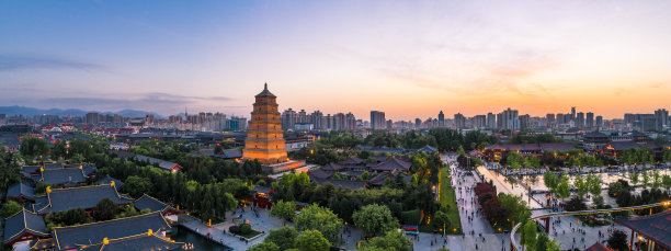 中国西安大雁塔文化休闲景区夜景