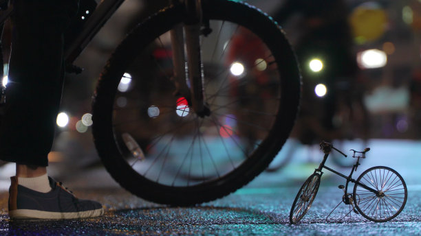 傍晚路上骑自行车的人