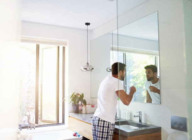 仅一个中年男人