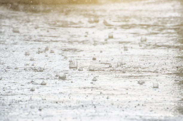 大雨中的路面水泡