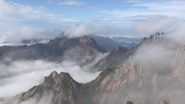 云雾中的黄山风景