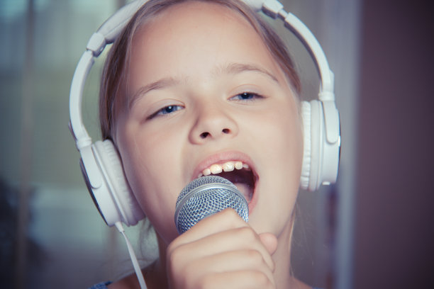 小女孩在唱歌
