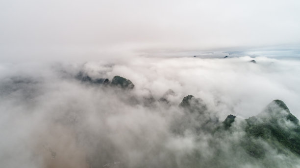 航拍雨后山中云雾缭绕