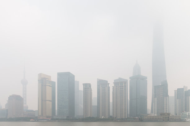 上海陆家嘴大雾天建筑