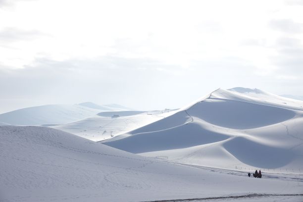 戈壁雪景