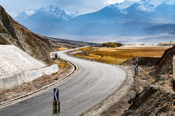 夏天航拍山区公路