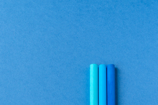 蓝色背景上的蓝色铅笔