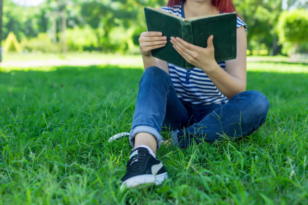 草地上看书的美女