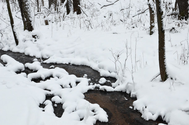 小溪雪景