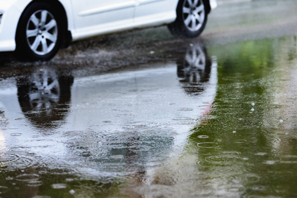 大雨中的路面水泡