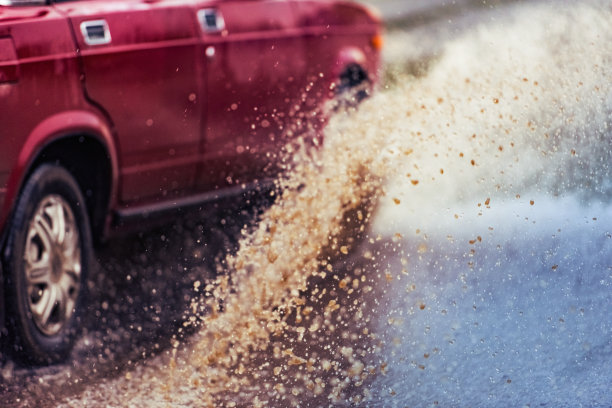 大雨中的路面水泡