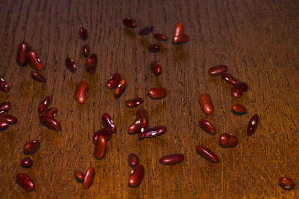 木桌上的红芸豆