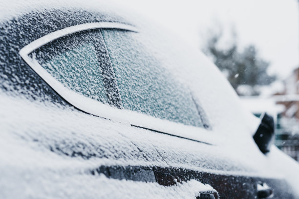 白雪覆盖汽车