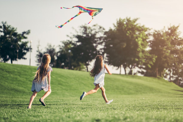 放风筝的小女孩