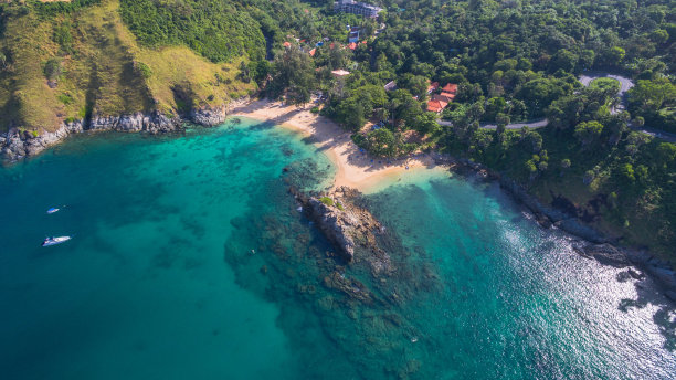 蓝天白云大海风力发电风景