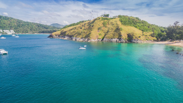 蓝天白云大海风力发电风景