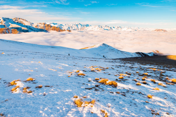 滑雪场山顶日落