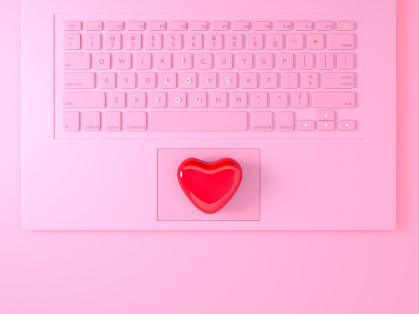 粉红色键盘上的爱心