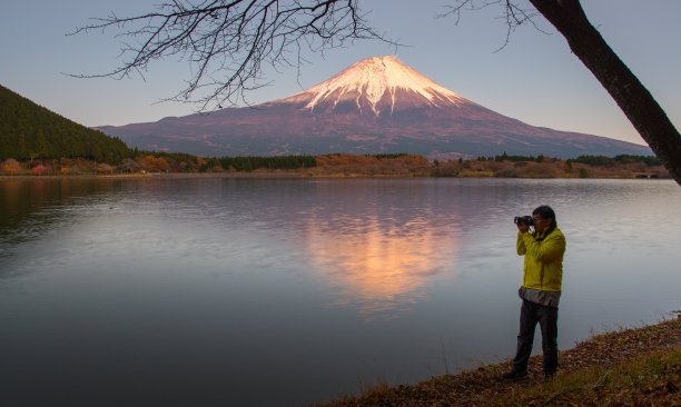 远处的火山