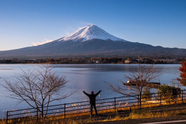 远处的火山