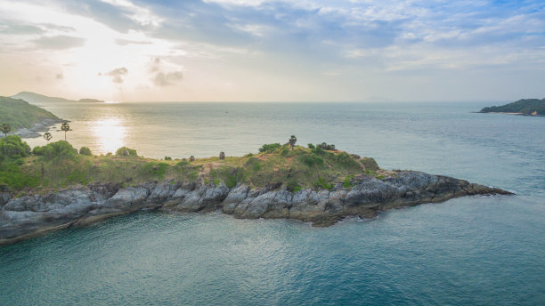 蓝天白云大海风力发电风景