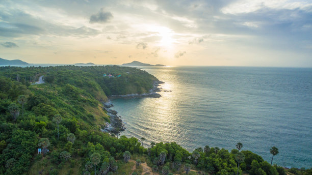 蓝天白云大海风力发电风景