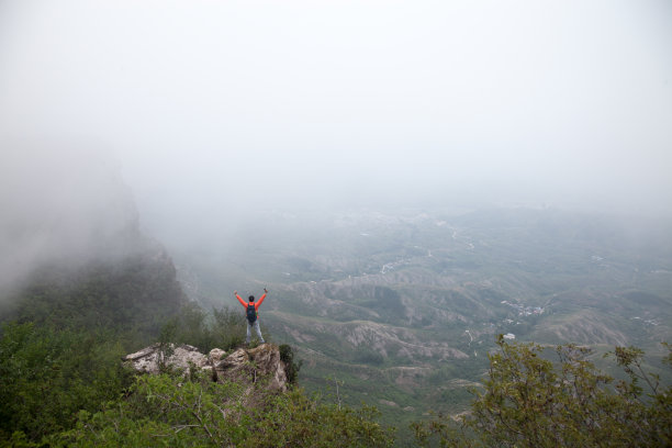 清晨云雾缭绕的山脉