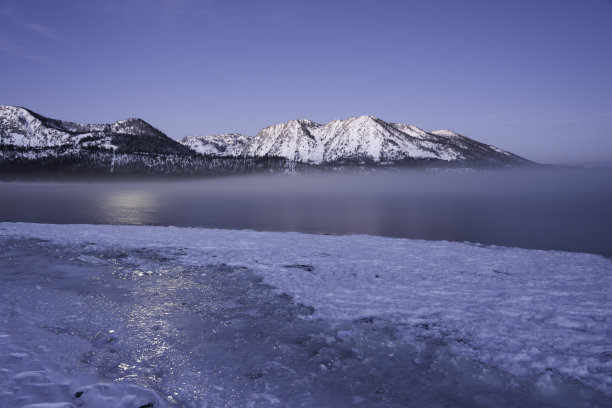 月光下的雪山