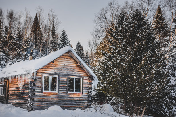 小木屋上的积雪
