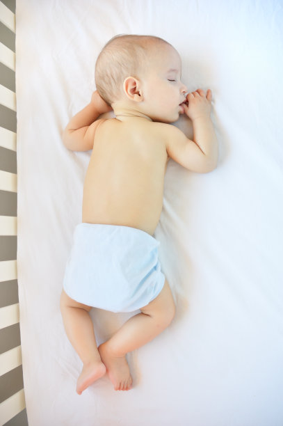 婴儿躺在床上的高角度视图