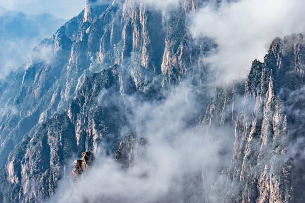 云雾中的黄山风景