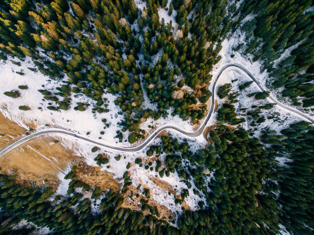 无人机航拍雪山森林