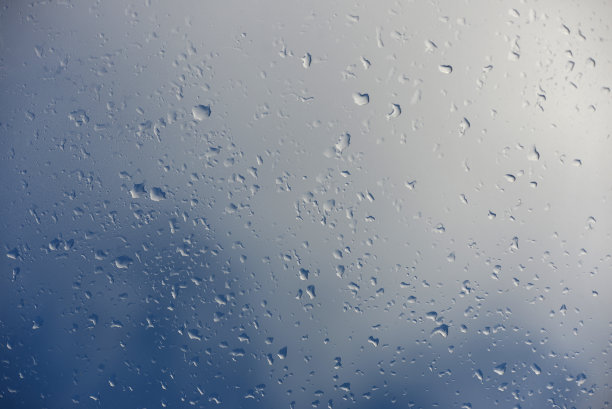 天窗上的雨滴
