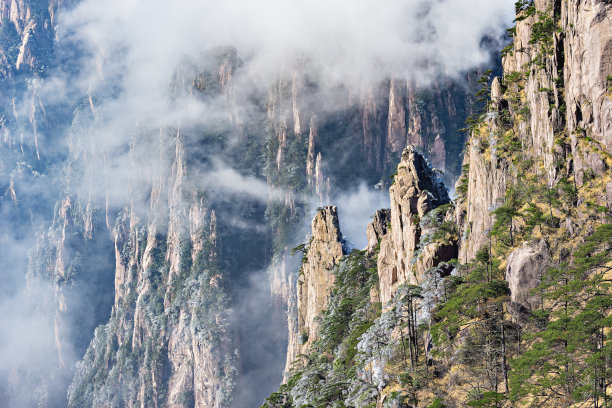 云雾中的黄山风景