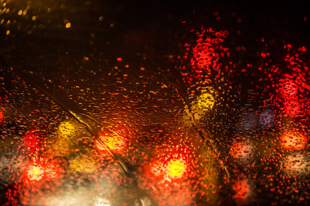 大雨中的路面水泡