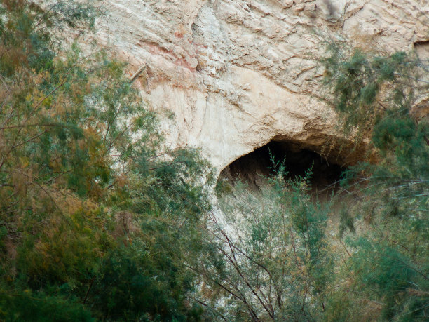 瀑布下的岩洞