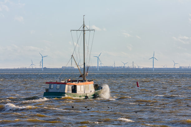 蓝天白云大海风力发电风景