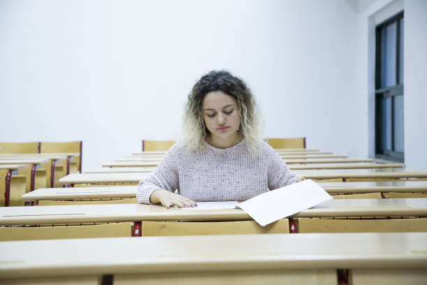 教室里的美女大学生