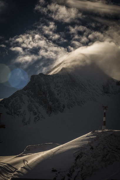 滑雪场山顶日落