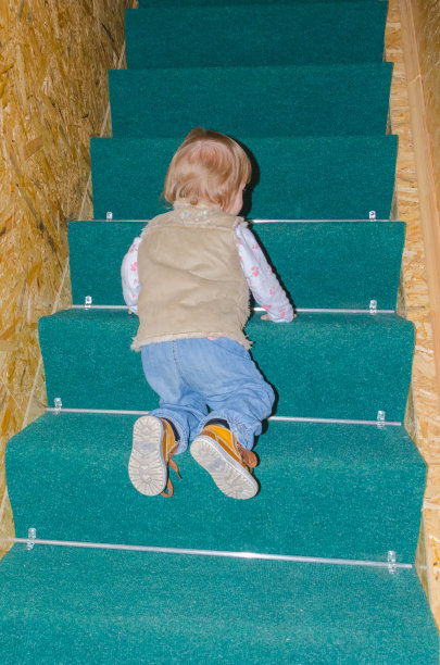 儿童爬楼梯