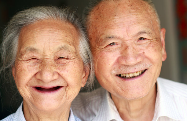 微笑的老年夫妇的画像