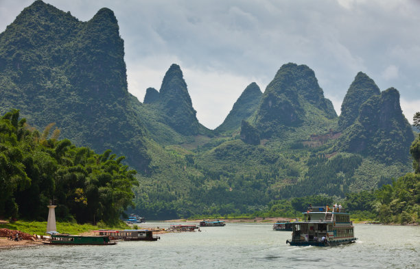 河流竹筏