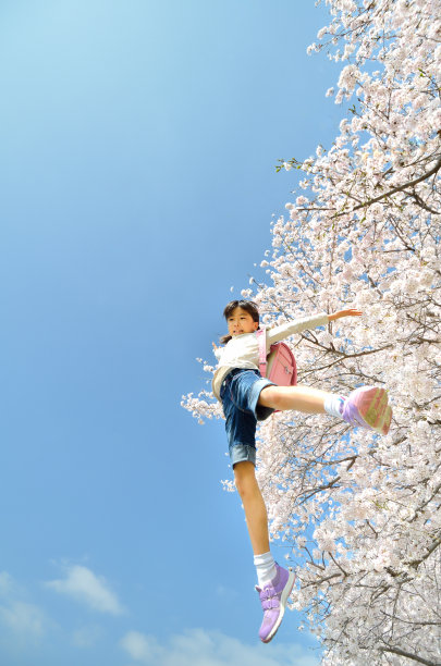 可爱背书包小学生