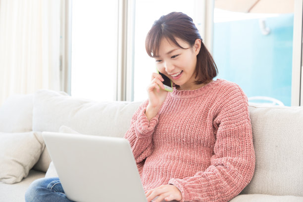 漂亮活泼女生